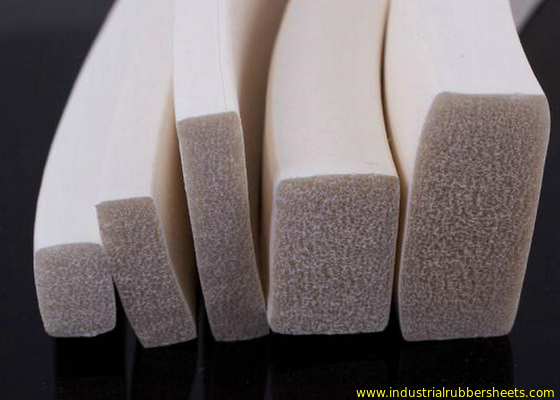 A extrusão personalizada da esponja do silicone, listra da espuma do silicone produzida perto expulsa ou corte