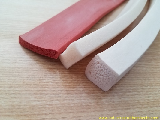 Listra expulsa da esponja do silicone, cabo da esponja do silicone feito com a esponja próxima do silicone da pilha