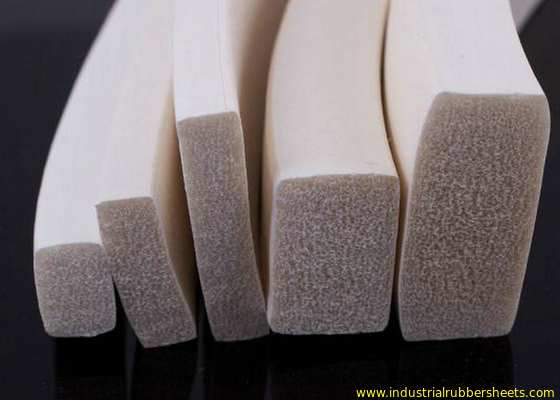 Listra expulsa da esponja do silicone, cabo da esponja do silicone feito com a esponja próxima do silicone da pilha